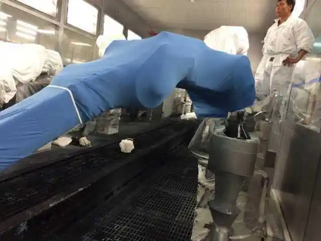 Робот по индивидуальному заказу покрывает пыль, антистатический робот покрывает защиту автомобильного покрытия, автоматический покрасочный робот 