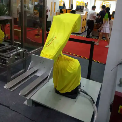 Professionelle kundenspezifische Roboterabdeckung Staub Industrieroboter Kleidung automatischer Lackierroboter 